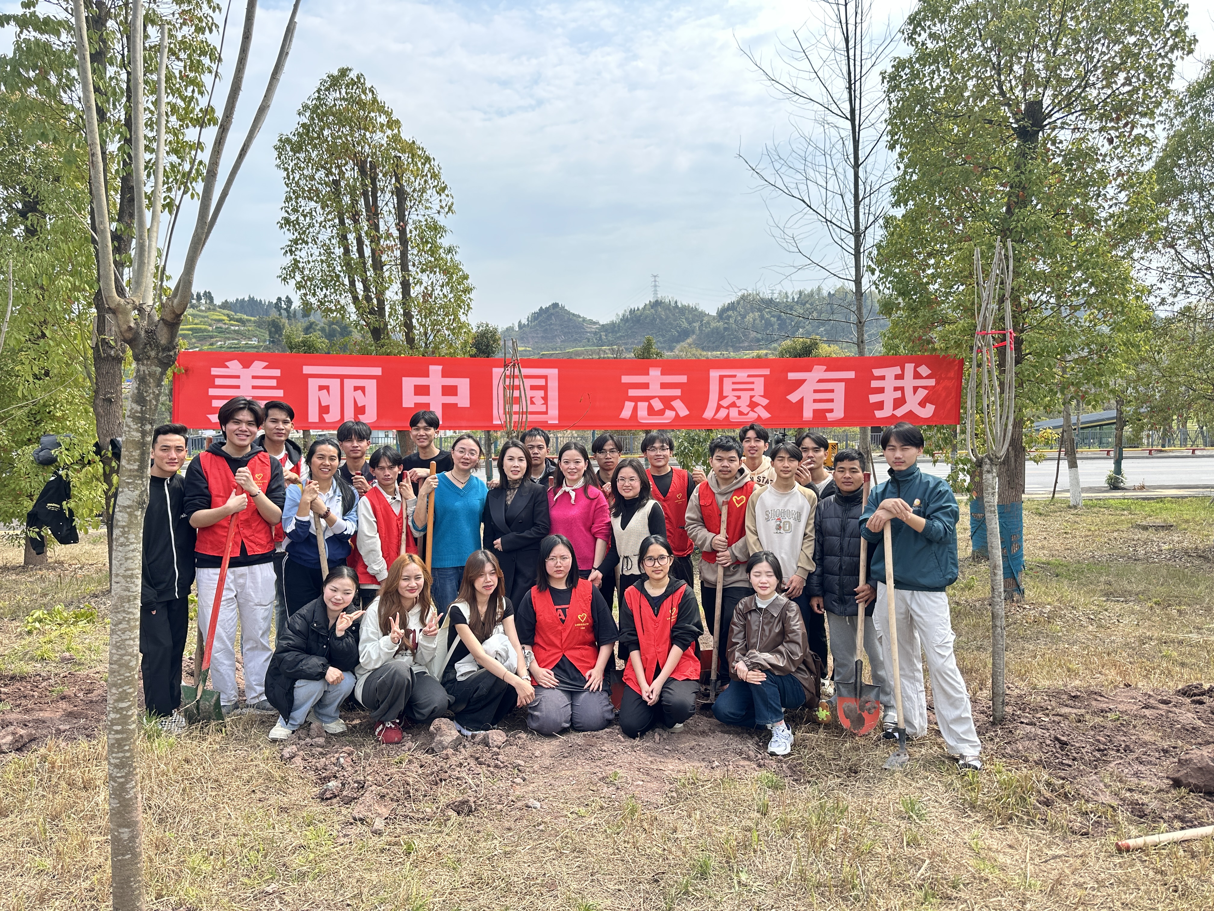 植绿传情筑同心， 国际师生绘校园