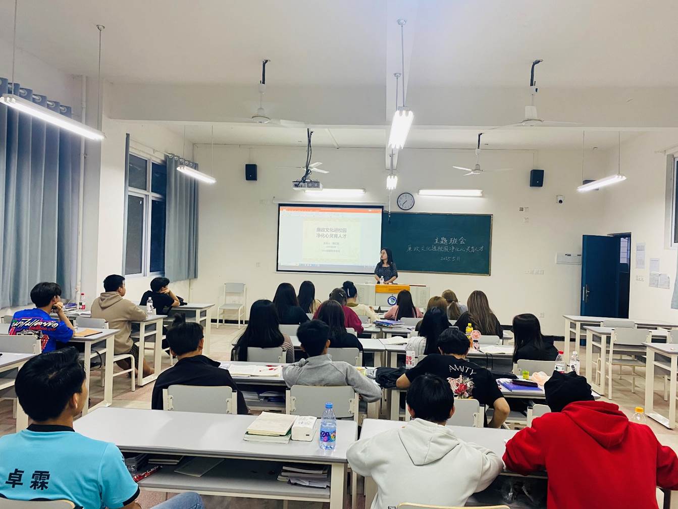 国际学生廉政文化主题班会顺利举办